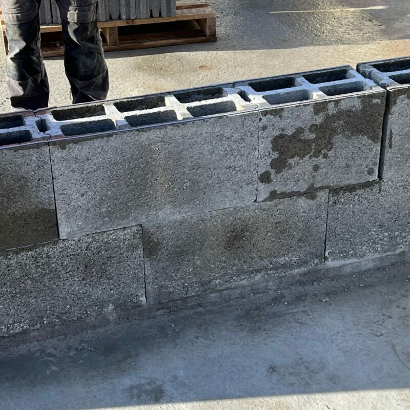 Montage d’un mur en blocs béton rectifiés avec KOLABLOK®